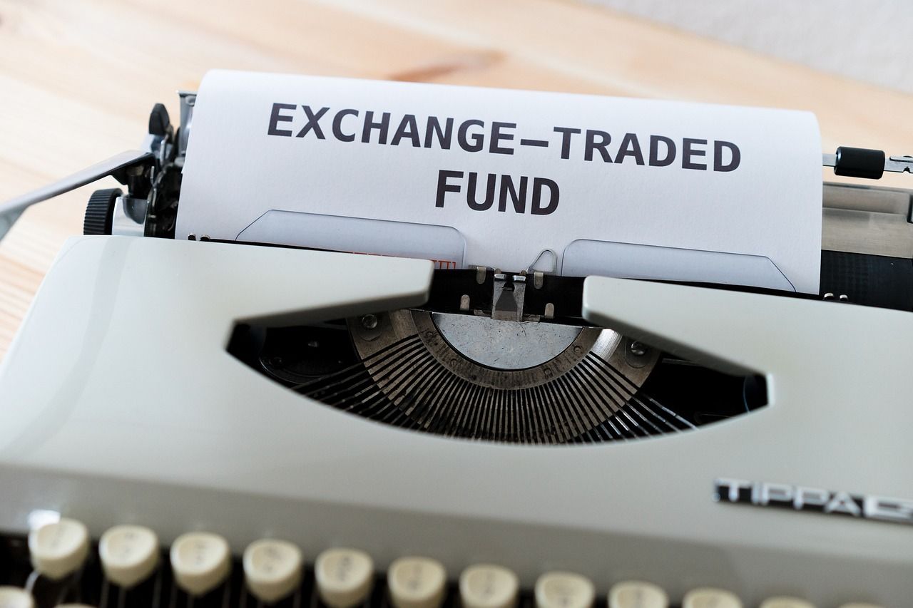 entdecken sie alles über etfs: definition, vorteile, risiken und wie sie mit börsengehandelten fonds einfach und kostengünstig investieren können. ideal für einsteiger und erfahrene anleger.