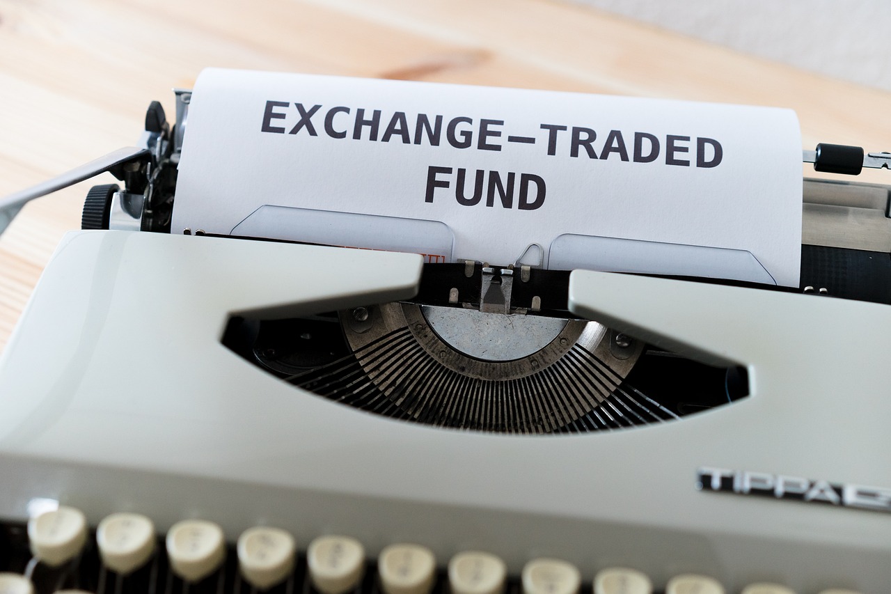 entdecken sie alles über etfs: definition, vorteile, risiken und wie sie mit börsengehandelten fonds einfach und kostengünstig investieren können. ideal für einsteiger und erfahrene anleger.