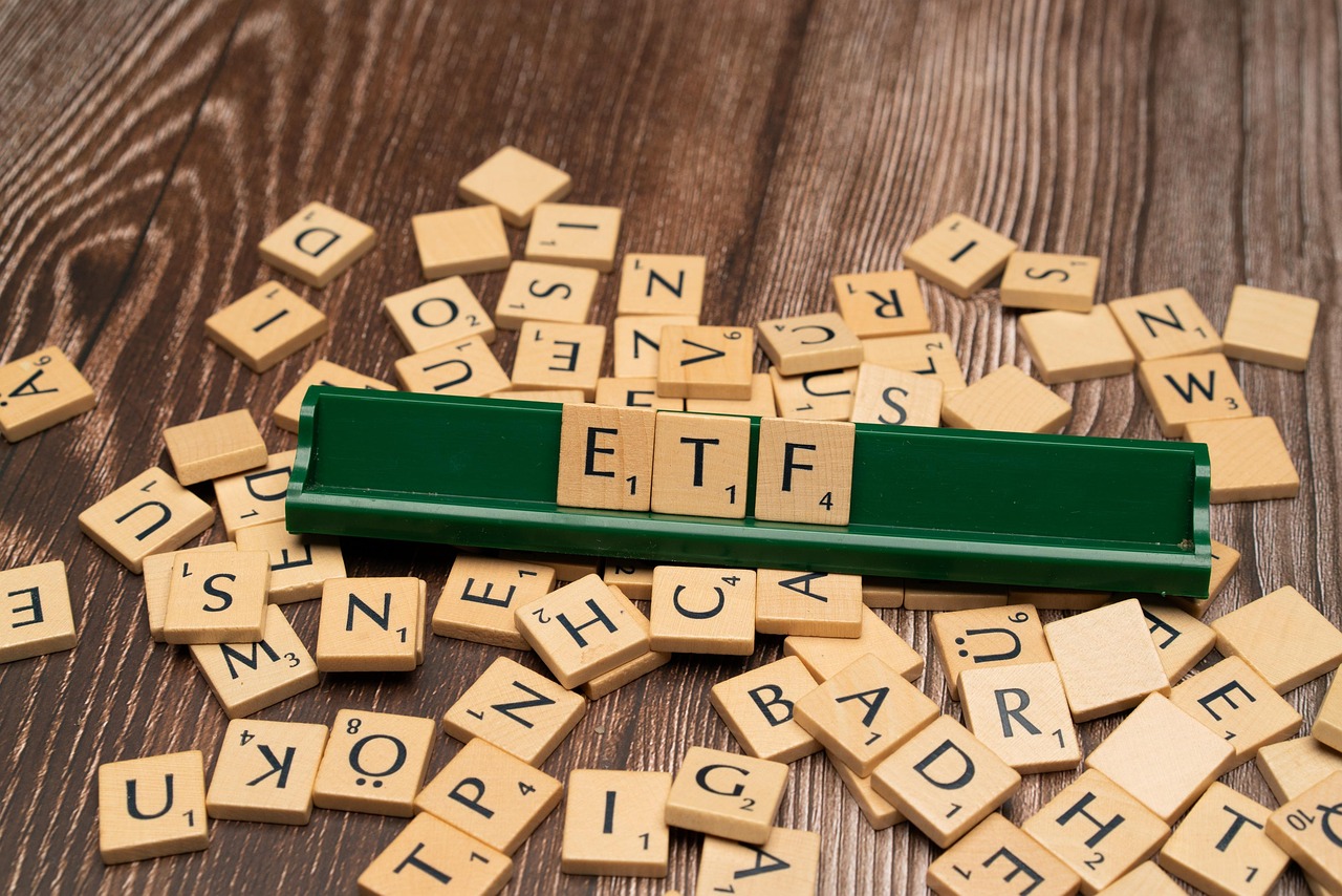 entdecken sie alles wissenswerte über etfs: funktionsweise, vorteile und anlagemöglichkeiten. erfahren sie, wie sie mit exchange traded funds einfach und kostengünstig investieren können.