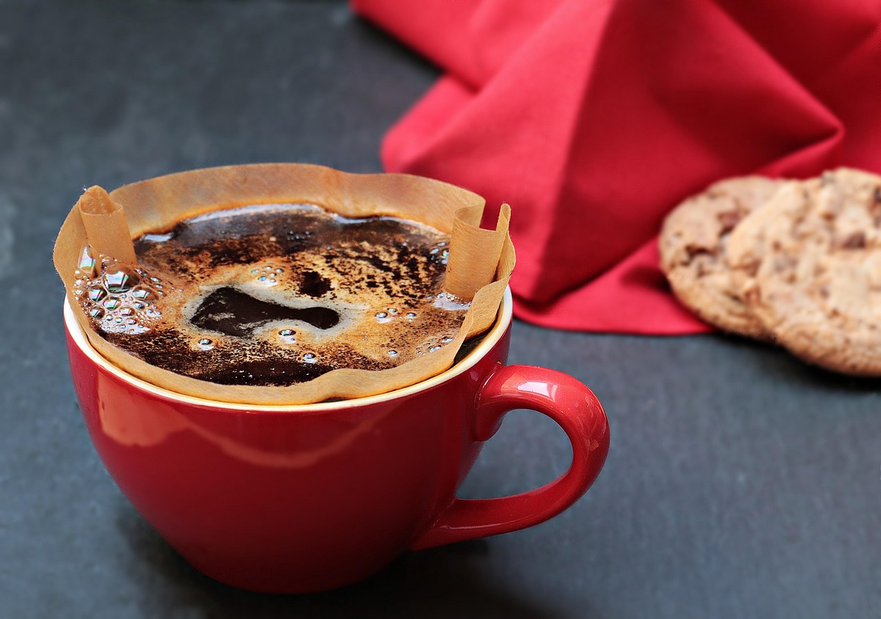 entdecken sie, wie sie mit der french press aromatischen kaffee zubereiten. tipps zur richtigen anwendung, ideale mahlgrade und pflege für perfekten kaffeegenuss zuhause.